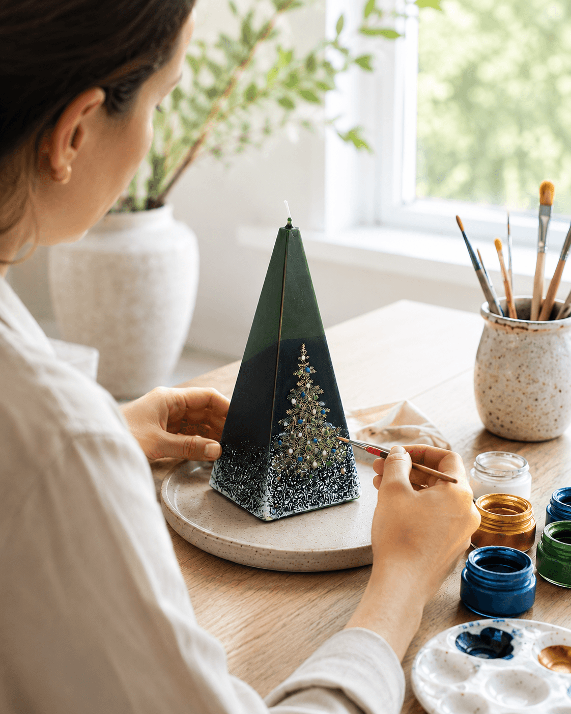 Handgefertigte Pyramidenkerze Medium Weihnachtsbaum grün 50x150